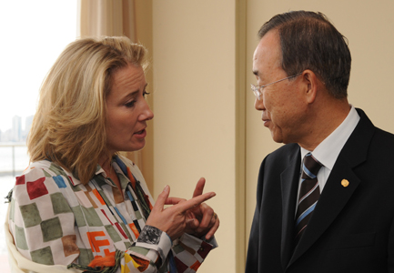 Secretary-General Ban Ki-Moon speaking with actor and anti-trafficking activist Emma Thompson at the 2009 annual luncheon