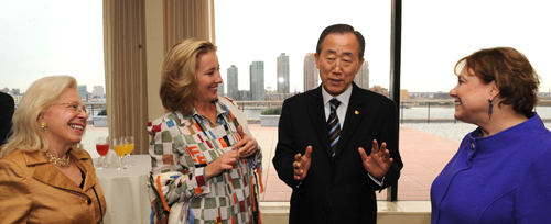 From left to right Edith Lederer, Associated Press, Emma Thompson, Secretary-General Ban Ki-moon and Ann Veneman (then UNICEF Director), 2009 annual luncheon
