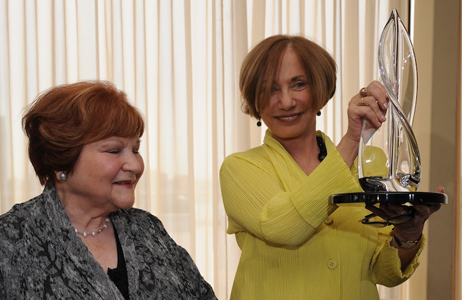 On left Helen Bamber, president of the Bamber Foundation, receiving the Inspiration Award from Evelyn Leopold, chair of the Fund, at the 2009 luncheon