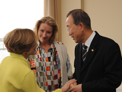 From left to right Evelyn Leopold, chair of the Fund, speaking with actor Emma Thompson and Secretary-General Ban Ki-moon at the 2009 annual luncheon